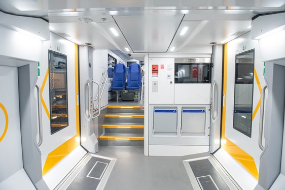 Der Caravaggio ist ein moderner Zug mit 570 Sitzplätzen, Fahrradabstellplätzen und Lademöglichkeiten für Elektrogeräte. (Foto: Eleonora Tommasi/Regione Lombardia)