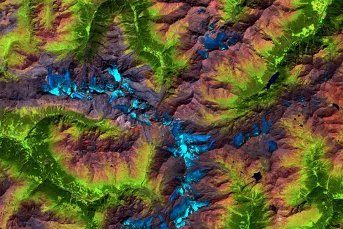 Ein Bild aus dem Jahr 2023 zeigt kaum mehr Gletscher in der Ortlergruppe und im Cevedale in Südtirol, im Trentino und in der Lombardei. (Satellit: Sentinel 2; Datenbearbeitung: Eurac Research)