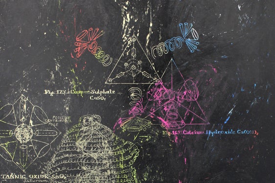 Mit der Zeichnung “The Structure of the Atoms of the Periodic Table and Some Compounds, Assessed With the Microscopic Vision of the Third Eye hat Judith Neunhäuserer den Südtirol-Preis des 38. Österreichischen Grafiwettbewerbs gewonnen. (Foto: Judith Neuhäuserer)