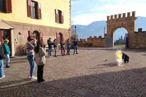 Im Chemie-Workshop ging es unter anderem darum, die Explosionsgrenze bestimmter Stoffe zu ermitteln. (Foto: LPA/Alexander Ulbricht)