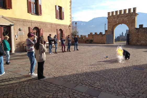 Im Chemie-Workshop ging es unter anderem darum, die Explosionsgrenze bestimmter Stoffe zu ermitteln. (Foto: LPA/Alexander Ulbricht)