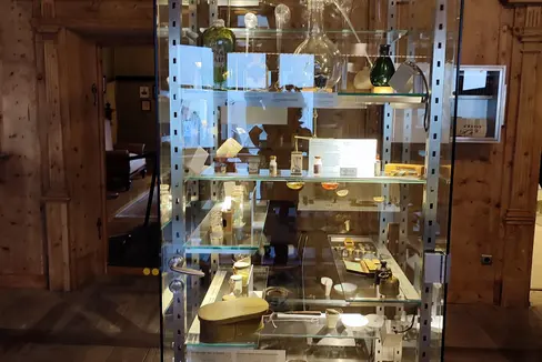 Gli studenti di lingua italiana e tedesca hanno superato le barriere linguistiche grazie a ZuRitz!: il progetto epistolare tra la scuola professionale Zuegg e la scuola alberghiera Ritz di Merano. Momento culminante la gita al Museo della Farmacia di Bressanone (Foto: ASP/Scuola L. Zuegg)