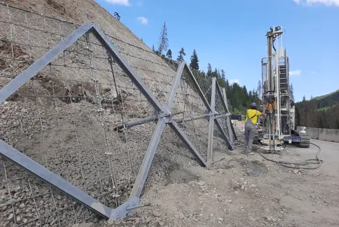 Lungo la strada che porta al Passo Furcia, il Servizio strade sta lavorando per stabilizzare i muri (Foto: ASP/Servizio strade Val Pusteria)