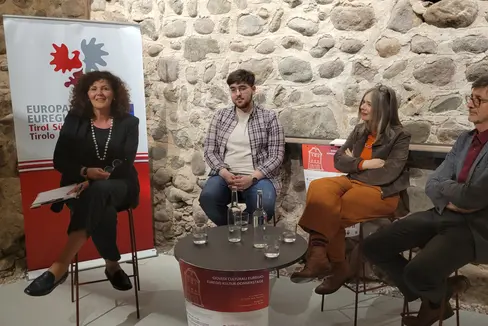 Da sinistra Sabina Frei, moderatrice, Justin Mine, del Consiglio dei cittadini dell‘Euregio, Jutta Telser, del Consiglio dei cittadini del Comune di Merano, e Stefan Frötscher, assessore del Comune di Merano (Foto: Euregio/Armin Gluderer)