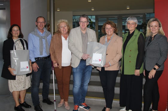Disabilità e mercato del lavoro, il focus dell'incontro tra (da sinistra): Pamela Kogelnik-Mühlmann, Wolfgang Haberl, Christine Gaschler-Andreasch, Peter Wedenig, Rosmarie Pamer, Michela Morandini e Daniela Zöchmann (Foto: USP/Carmen Kollmann)