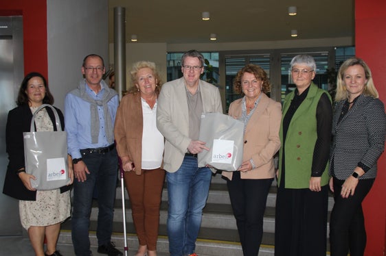 Austausch zwischen Südtirol und Kärnten: v.l.n.r. Pamela Kogelnik-Mühlmann (Sachgebietsleiterin Arbeitsmarkt, Amt der Kärntner Landesregierung), Wolfgang Haberl (Leiter Förderabteilung, AMS Kärnten), Christine Gaschler-Andreasch (stv. Leiterin der Abteilung Soziales, Amt der Kärntner Landesregierung), Peter Wedenig (Geschäftsführer AMS Kärnten), Landesrätin Rosmarie Pamer, Ressortdirektorin Michela Morandini, Daniela Zöchmann (Vorständin von arbeit plus – Soziale Unternehmen Kärnten) (Foto: LPA/Carmen Kollmann)