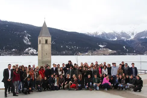 Das Jugendfestival der Europaregion hat heute in Innsbruck sein zehnjähriges Bestehen gefeiert, im Bild die Jugendlichen einer vorangegangenen Festivalausgabe am Reschensee (Foto: LPA/Euregio)