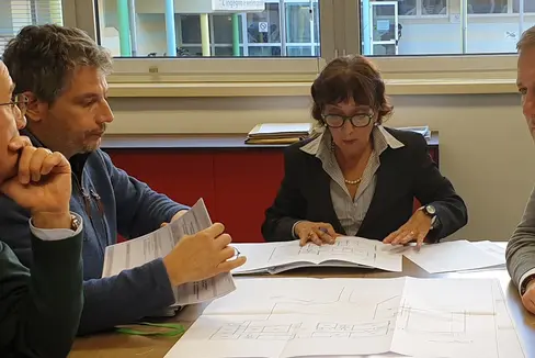 L'assessore provinciale all'Edilizia pubblica e Patrimonio Massimo Bessone (a dx) con il direttore Andrea Sega (a sx) e la dirigente scolastica professoressa Maria Concetta Capilupi (in centro) durante un colloquio nel Centro scolastico in lingua italiana Falcone e Borsellino a Bressanone (Foto: ASP)