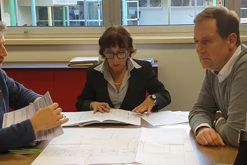 Landesrat Massimo Bessone (r.) im Gespräch mit (v.l.) Schuldirektorin Maria Concetta Capilupi und Andrea Sega, Direktor des Landesamts für Hochbau Ost, im Schulzentrum Falcone e Borsellino in Brixen (Foto: LPA)