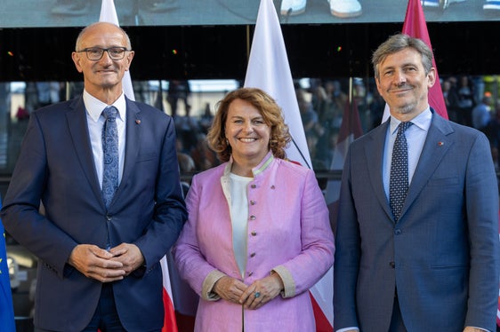 Il presidente dell'Euregio e capitano del Tirolo Anton Mattle, insieme ai vicepresidenti delle rispettive Province Rosmarie Pamer (Alto Adige) e Achille Spinelli (Trentino), alla cerimonia di consegna del premio “Prestazione d'eccellenza - il volontariato giovanile” al NOI Techpark di Bolzano. (Foto: USP/Bernhard Aichner)