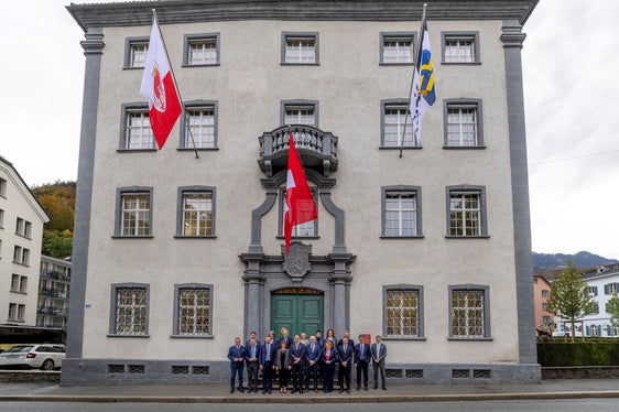 Oltre alle bandiere della Svizzera e del Cantone dei Grigioni, il Governo del Cantone dei Grigioni ha issato anche la bandiera dell'Alto Adige nella sua sede per la visita della delegazione della Giunta provinciale altoatesina. (Foto: USP/Cantone dei Grigioni)