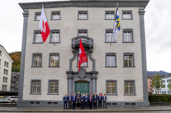 Oltre alle bandiere della Svizzera e del Cantone dei Grigioni, il Governo del Cantone dei Grigioni ha issato anche la bandiera dell'Alto Adige nella sua sede per la visita della delegazione della Giunta provinciale altoatesina. (Foto: USP/Cantone dei Grigioni)