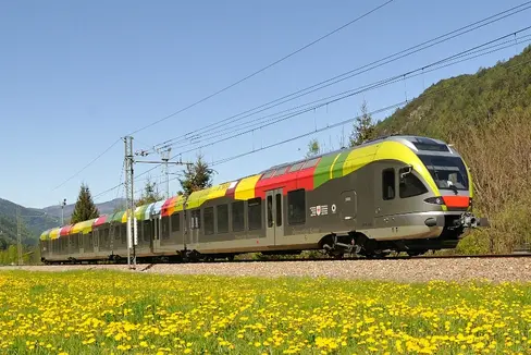 Gli attuali collegamenti ferroviari transfrontalieri Innsbruck-Lienz rimarranno in funzione. La Giunta provinciale si è espressa a favore della proroga dei relativi contratti (Foto: ASP)