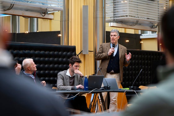 Die Vertreter des staatlichen Hochspannungsnetzbetreibers Terna erklärten die bisherigen Schritte des Genehmigungsverfahrens und gingen auf den Planungsstand in den einzelnen Gemeinden ein. (Foto: LPA/Fabio Brucculeri)