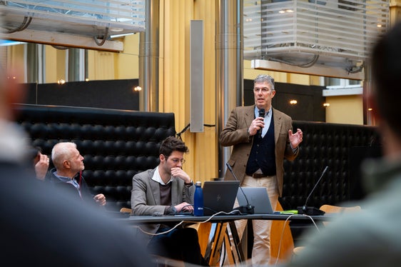 I rappresentanti di Terna hanno illustrato le fasi della procedura di autorizzazione finora completate e hanno fornito informazioni sullo stato di avanzamento della pianificazione nei singoli comuni. (Foto: USP/Fabio Brucculeri)