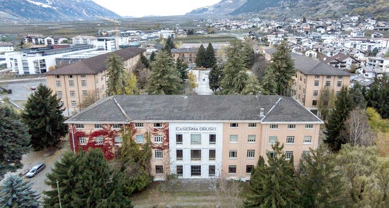 Das Gelände der ehemaligen Drususkaserne in Schlanders in einer Archivaufnahme: Teile davon hat die Landesregierung unter Denkmalschutz gestellt. (Foto: Tiberio Sorvillo)