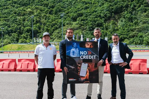 Ablenkungen im Straßenverkehr im Fokus: Safety-Park-Instructor Georg Huber, Safety-Park-Chef Lukas Nothdurfter, Mobilitätslandesrat Daniel Alfreider und STA-Direktor Joachim Dejaco mit dem Plakat zur heurigen Ausgabe der Kampagne No Credit für sicheres Fahren. (Foto: LPA/Ivan Brentegani)
