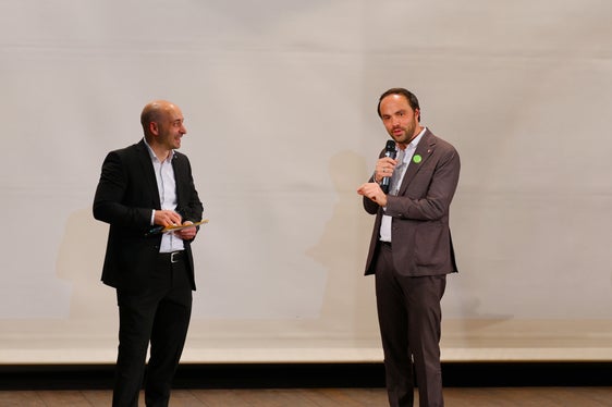 Schuldirektor Matthias Ratering im Gespräch mit Landesrat Philipp Achammer über die Entwicklung der WFO Franz Kafka Meran und die Anforderungen an eine zeitgemäße wirtschaftliche Ausbildung. (Foto: LPA/Deutsche Bildungsdirektion/Stefanie Ausserer)