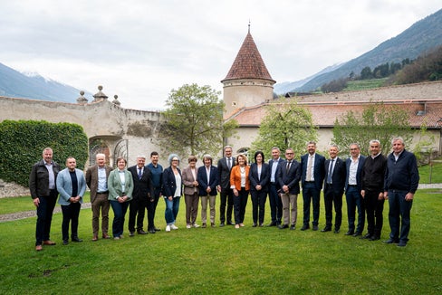 Zur Halbzeit der Legislaturperiode 2024-2028 trifft sich die Landesregierung mit den Bürgermeistern und Präsidenten der Bezirksgemeinschaften zu Sondersitzungen. Das dritte dieser Treffen fand am 14. April auf Schloss Goldrain in der Gemeinde Latsch statt. (Foto: LPA/Fabio Brucculeri)
