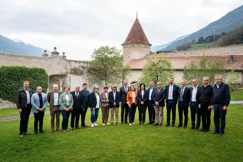 Zur Halbzeit der Legislaturperiode 2024-2028 trifft sich die Landesregierung mit den Bürgermeistern und Präsidenten der Bezirksgemeinschaften zu Sondersitzungen. Das dritte dieser Treffen fand am 14. April auf Schloss Goldrain in der Gemeinde Latsch statt. (Foto: LPA/Fabio Brucculeri)