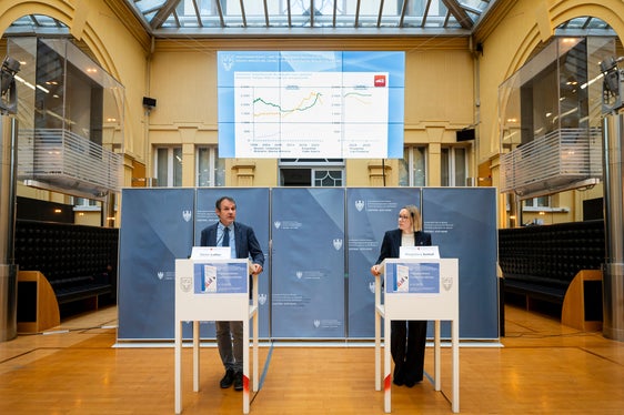 “Sereno con qualche nuvola passeggera”: così Stefan Luther, direttore del Servizio Mercato del lavoro, e Magdalena Amhof, assessora provinciale al Lavoro, descrivono la situazione del mercato del lavoro altoatesino. (Foto: USP/Fabio Brucculeri)