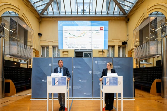 “Sereno con qualche nuvola passeggera”: così Stefan Luther, direttore del Servizio Mercato del lavoro, e Magdalena Amhof, assessora provinciale al Lavoro, descrivono la situazione del mercato del lavoro altoatesino. (Foto: USP/Fabio Brucculeri)