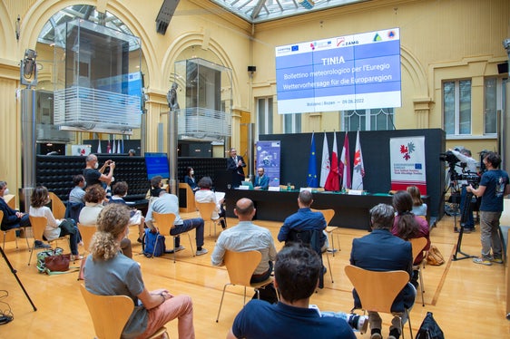 Wie der gemeinsame Wetterbericht für Tirol, Südtirol und Trentino aussehen soll, wurde heute bei einer Fachtagung im Palais Widmann in Bozen vorgestellt. (Foto: LPA/Fabio Brucculeri)