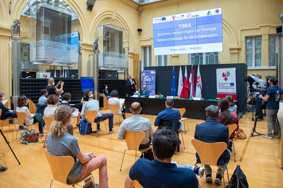 La presentazione del bollettino meteo dell'Euregio TINIA si è svolta nel cortile interno di Palazzo Widmann (Foto: ASP/Fabio Brucculeri)