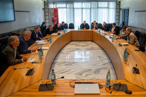 Rafforzare la cooperazione tra Provincia e sindacati. Il presidente Kompatscher e l'assessora provinciale Amhof hanno incontrato oggi i vertici delle quattro confederazioni sindacali altoatesine ASGB, SGB/CISL, AGB/CGIL e UIL/SGK. (Foto: ASP/Fabio Brucculeri)