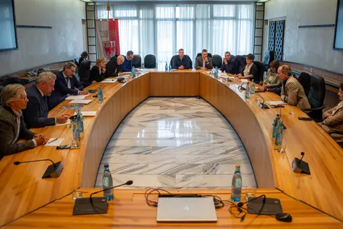 Rafforzare la cooperazione tra Provincia e sindacati. Il presidente Kompatscher e l'assessora provinciale Amhof hanno incontrato oggi i vertici delle quattro confederazioni sindacali altoatesine ASGB, SGB/CISL, AGB/CGIL e UIL/SGK. (Foto: ASP/Fabio Brucculeri)