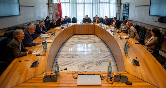 Wollen die Zusammenarbeit verstärken: Landeshauptmann Kompatscher und Landesrätin Amhof haben heute die Spitzen der vier Südtiroler Gewerkschaftsbünde ASGB, SGB/CISL, AGB/CGIL und UIL/SGK getroffen. (Foto: LPA/Fabio Brucculeri)