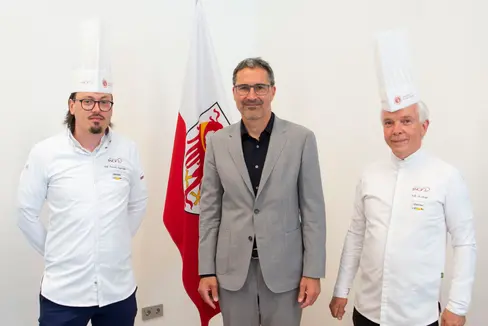 Führungswechsel an der Spitze des Südtiroler Köcheverbandes: LH Kompatscher mit Reinhard Steger (r.), 24 Jahre lang Präsident, und seinem Nachfolger Patrick Jageregger (l.). (Foto: LPA/Fabio Brucculeri)