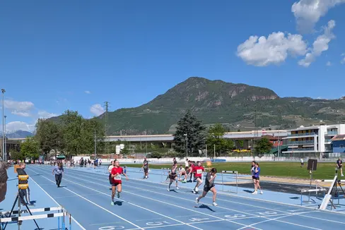 Nell'anno scolastico 2025/26 sono state organizzate complessivamente 45 manifestazioni sportive in ambito scolastico in Alto Adige. Nella foto, il Campionato provinciale studentesco di atletica leggera sul campo CONI di Aslago. (Foto: USP/Direzione Istruzione e Formazione tedesca/Jonas Mathá)