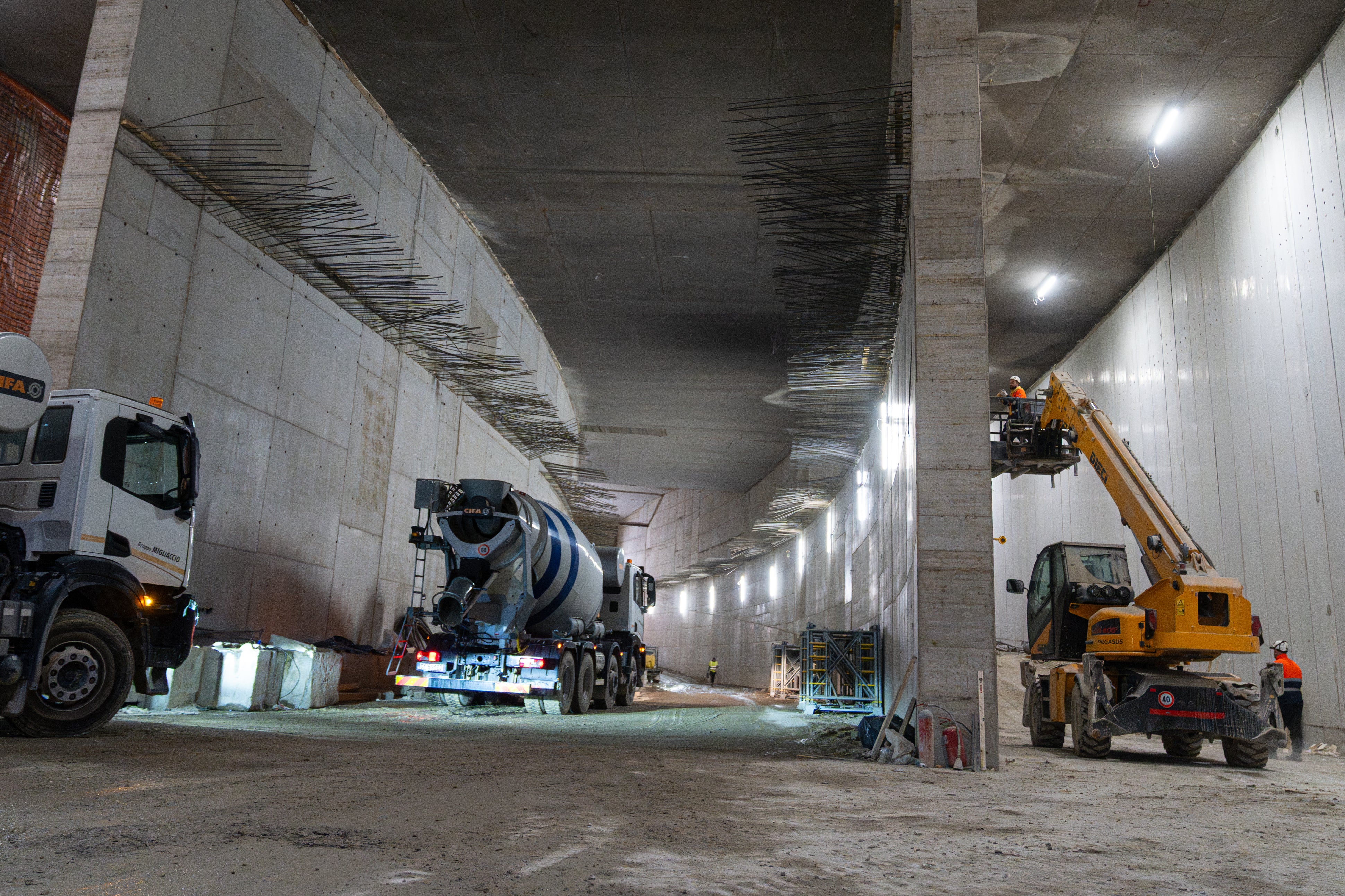 Es wird mit Hochdruck am Bau der Nordwestumfahrung von Meran gearbeitet, damit der Tunnel im Spätherbst 2026 für den Verkehr geöffnet werden kann.
(Foto: LPA/Carron Bau)