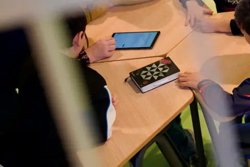 I bimbi della scuola primaria Collodi di Pineta hanno potuto sperimentare, nella settimana Stem, la scrittura con l’intelligenza artificiale grazie ad un software realizzato dal NOI Techpark (Foto: ASP/Direzione Istruzione e Formazione italiana)