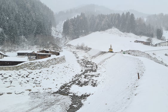 Baustelle im Laufe der Jahreszeiten: Abschluss der Arbeiten an Dammbauten und Ufermauern am Toffringbach, winterlich am 28. November (Foto: LPA/Landesamt für Wildbach- und Lawinenverbauung Nord in der Agentur für Bevölkerungsschutz/Jan Kobald)(Foto: LPA/Landesamt für Wildbach- und Lawinenverbauung Nord in der Agentur für Bevölkerungsschutz)