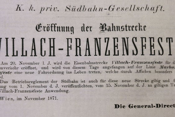 Die offizielle Mitteilung zur Eröffnung der Bahnstrecke 1871 (Foto: Tiroler Photoarchiv)