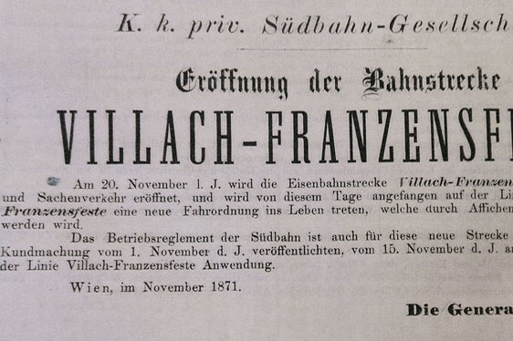 Die offizielle Mitteilung zur Eröffnung der Bahnstrecke 1871 (Foto: Tiroler Photoarchiv)