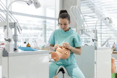 Wer vor 1999 eine Ausbildung in einem Gesundheitsberuf abgeschlossen hat, kann nun um Gleichstellung ansuchen. (Foto: LPA/ Tiberio Sorvillo)