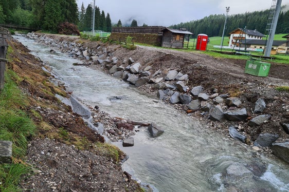 Nachher: Der Bautrupp mit Vorarbeiter Armin Oberarzbacher hat im Mittellauf des Sextnerbaches in Sexten-Moos die Uferschutzmauern mit trocken verlegten Zyklopensteinen erneuert, das Bachbett aufgeweitet und ökologisch mit Buhnen und Totholz aufgewertet. (Foto: LPA/Landesamt für Wildbach- und Lawinenverbauung Ost in der Agentur für Bevölkerungsschutz)