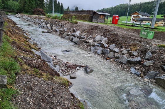 Nachher: Der Bautrupp mit Vorarbeiter Armin Oberarzbacher hat im Mittellauf des Sextnerbaches in Sexten-Moos die Uferschutzmauern mit trocken verlegten Zyklopensteinen erneuert, das Bachbett aufgeweitet und ökologisch mit Buhnen und Totholz aufgewertet. (Foto: LPA/Landesamt für Wildbach- und Lawinenverbauung Ost in der Agentur für Bevölkerungsschutz)