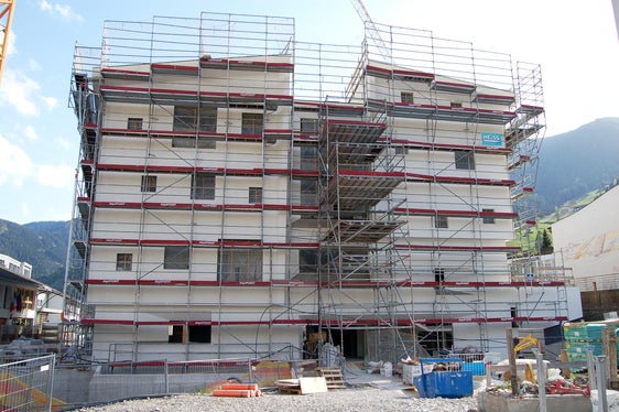 Neben der Baustelle für das Zivilschutzzentrum hat Landeshauptmann Kompatscher auch die Baustelle für die Grundschule Sarnthein (im Bild) besichtigt. (Foto: LPA/Toni Hofer)