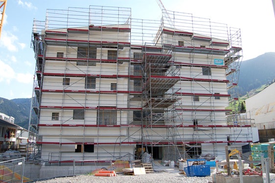 Il cantiere dove sorgerà la futura scuola primaria di Sarentino. (Foto: ASP/Toni Hofer)