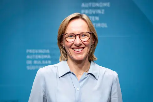 In occasione della Giornata mondiale per la salute e la sicurezza sul lavoro, l'assessora al lavoro Magdalena Amhof ricorda l'importanza della formazione a scopo preventivo. (Foto: USP/Fabio Brucculeri)