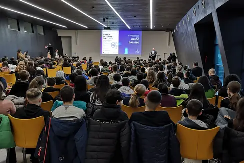 Rischi e potenzialità dell’intelligenza artificiale sono stati al centro del percorso proposto al NOI Techpark in collaborazione con la Scuola italiana nella cornice del Safer Internet Day 2024 (Foto: ASP/Direzione Istruzione e Formazione italiana)