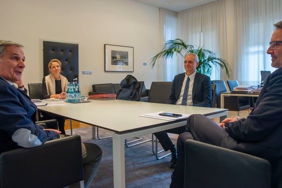 Im Mittelpunkt des Gesprächs zwischen Vittorio Longati, Paolo Mazzucato und Landeshauptmann Kompatscher stand die Entwicklung des Bozner Rai-Sitzes in den vergangenen zehn Jahren. (Foto: LPA/Fabio Brucculeri)