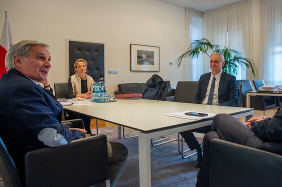 Il colloquio tra il presidente Kompatscher, Vittorio Longati e Paolo Mazzucato (Foto: ASP/Fabio Brucculeri)