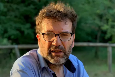 Oswald Egger, Schriftsteller und Zeichner aus Lana, wird 2024 mit dem Georg Büchner-Preis ausgezeichnet. Die Deutsche Akademie für Sprache und Dichtung würdigt damit unter anderem Eggers Wortkosmos, der in der Mehrsprachigkeit und den Landschaften seiner Südtiroler Heimat fußt. (Foto: Literatur.Lana)