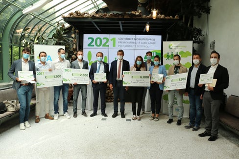 Gruppenbild mit Gewinnern des Mobilitätspreises 2021: (v.l.) Stephan Lutz, Ivan Weitgruber, Harald Kofler (alle SLON), Stefan Knapp, Martin Gruber (beide Gruber Logistics), LR Alfreider, Claudia Summa (Alperia), Alessandro Xausa (Green Mobility), Giulia Galasso (Alperia), Matthias Thaler, Werner Costa, Nicola Vendramini (alle Bike-Hike Alta Badia) (Foto: LPA/Ingo Dejaco)