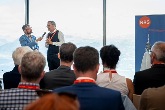 “La politica provinciale ha riconosciuto tempestivamente che la popolazione rurale trae particolare vantaggio dalla disponibilità di servizi di radiodiffusione, banda larga e telefonia mobile e ha promosso con coerenza tali servizi”, ha affermato il presidente della Provincia Arno Kompatscher durante la cerimonia. (Foto: USP/Fabio Brucculeri)